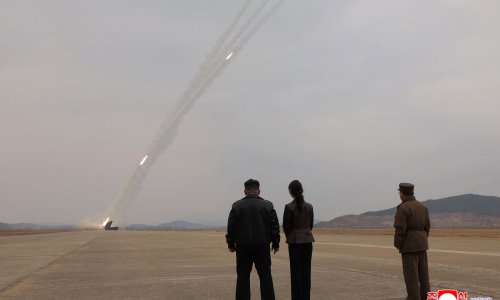 Kim Jong Un nadgledao lansiranje raketa: projektili pogodili metu udaljenu više od 360 kilometara