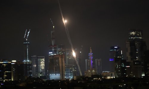 Iranski dronovi probijaju američku obranu; Novi val projektila leti prema Izraelu