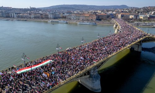 FOTO Deseci tisuća ljudi na ulicama Budimpešte: Orban i Magyar u velikom političkom okršaju