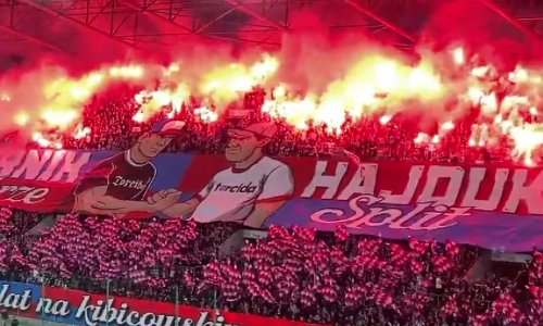 Pogledajte ludnicu u Poljskoj: Bakljada na tribinama i transparent Hajduk Split