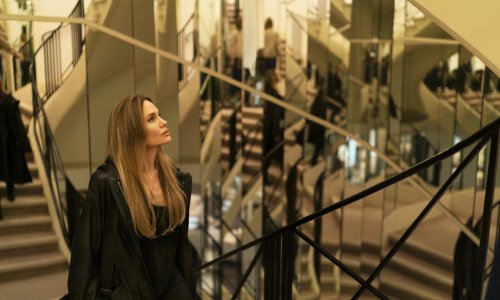 Angelina Jolie ponovno briljira ovaj put u svijetu visoke mode!