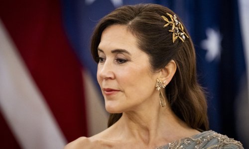 Kraljica Mary pokazala kako se krši protokol sa stilom: Sve oči bile su uprte u njezinu kosu