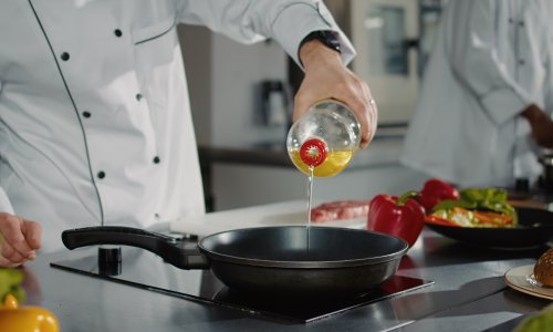 Doskočite neredu u kuhinji: Dodajte ovo u ulje i više nikada neće prskati na sve strane