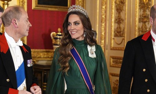 Kate Middleton blistala s omiljenom tijarom, a njezina haljina šalje snažnu poruku