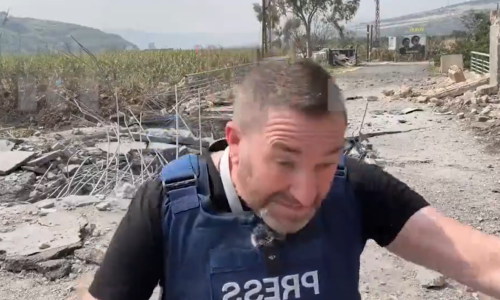 VIDEO Strašna snimka iz Libanona: Izraelski projektil pao na samo par metara od novinara RT-a