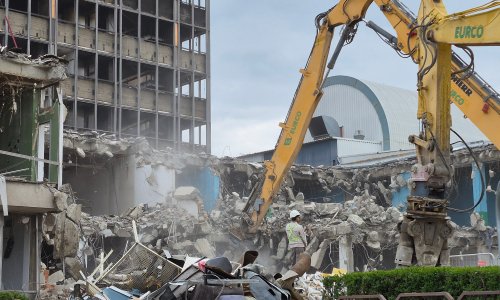 Tužiteljstvo traži da se mladićima optuženima za požar Vjesnika sudi kao odraslima