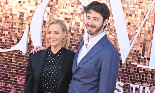 Phoebe iz 'Prijatelja' i u 63-oj izgleda fantastično - ali svi su gledali njenog sina