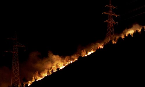 Vatra se širi iznad Solina - vatrogasci će na terenu biti cijelu noć