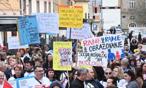 FOTO Veliki prosvjed sindikata u Zagrebu: 'Mozak na pašu za Lijepu našu. Vama gozba, nama mrvice'
