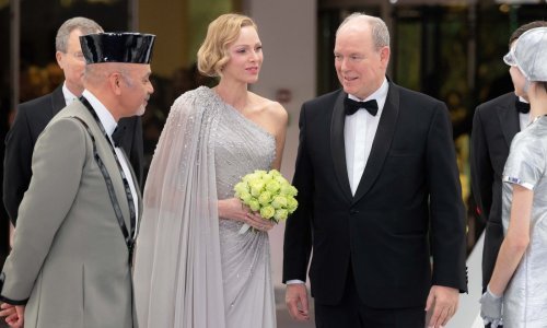 U srebru od glave do pete: Princeza Charlene nadmašila je samu sebe u atraktivnoj haljini
