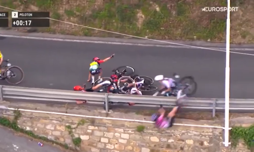 Stravične scene na poznatoj utrci: Biciklistica pala s visine i ostala nepomično ležati