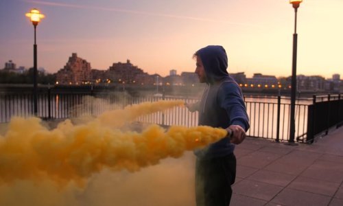 Tko bi rekao da breakdance i dimne bombe idu zajedno!?