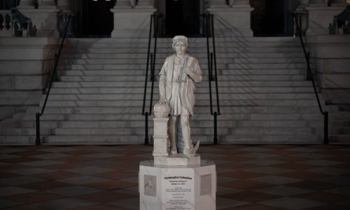 Trump postavio kip Kolumba u Bijeloj kući: Buknula žestoka rasprava