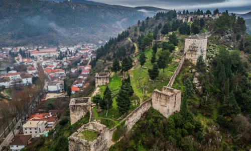 Sukob zbog grafita za Srebrenicu i murala za Vukovar: Dvoje uhićenih u Stocu