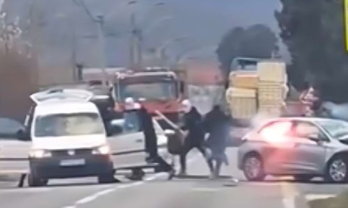 Snimka iz Mostara širi se internetom: Ultrasi napali Red Army, gorio i automobil