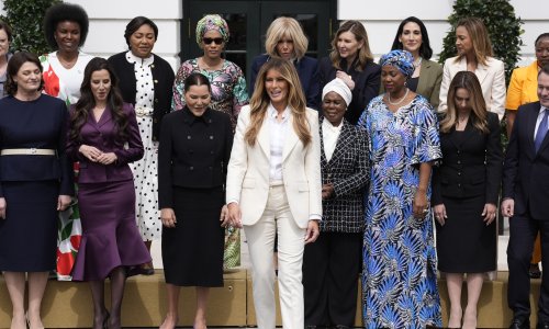 Zaboravite na 'staru' Melaniju Trump: Moćna odijela bira s razlogom, a ovim je jasno potvrdila svoju ulogu