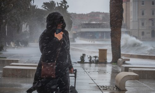 Olujno jugo zahvatilo Split: Tuča pala u Metkoviću i na Murteru