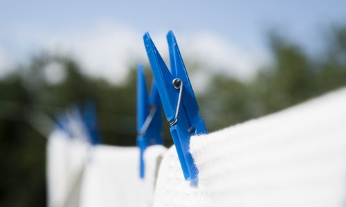 Kako osušiti plahte na zraku, a da ostanu mekane kao iz hotela