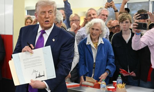 Trump napravio neviđen presedan s dolarom: 'Ne postoji snažniji način...'