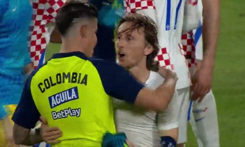 Osmijesi i prijateljski zagrljaj: Pogledajte s kim je Modrić razmijenio dres nakon Kolumbije