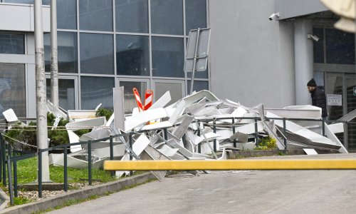 FOTO Olujni vjetar oštetio dio nadstrešnice u KBC-u Zagreb