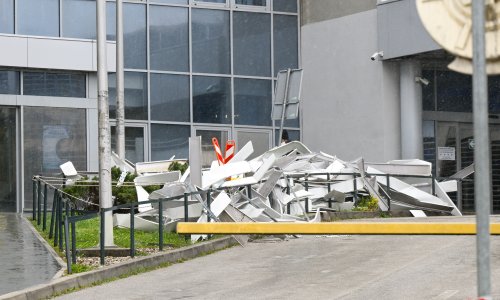 Snimljeno urušavanje nadstrešnice KBC-a Rebro: 'Ispod su bili roditelji s djetetom. Kad su se maknuli, sve se srušilo'