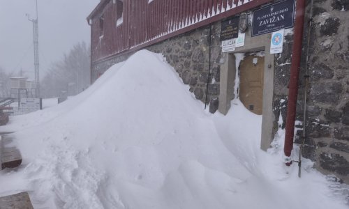 Zavižan rekorder po količini snijega: Pogledajte kako je to izgledalo jutros