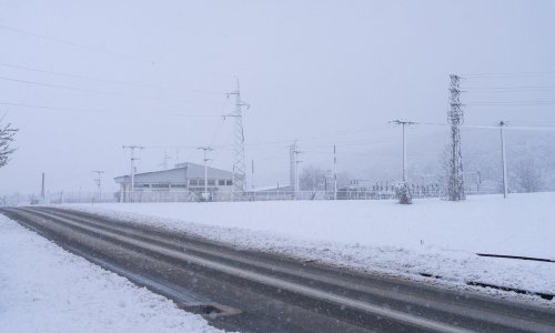 Jak vjetar, snijeg, poplave i srušena stabla: Zatvorene brojne prometnice diljem zemlje