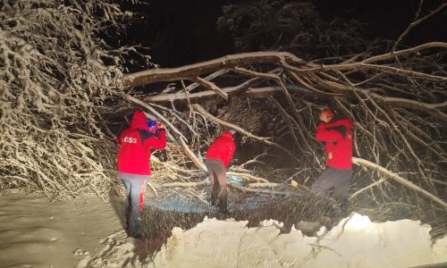 Drama u Lici: Obitelj s četvero djece ostala zametena u snijegu, spasili ih HGSS-ovci