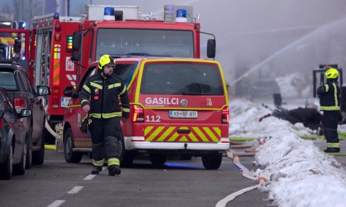 Jak vjetar stvara probleme i u Sloveniji: Tisuće bez struje, oko 300 zgrada ostalo bez krovova