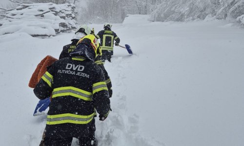 Vatrogasci iz šume spasili obitelj s bebom: Probijali se sat i pol vremena kroz snijeg