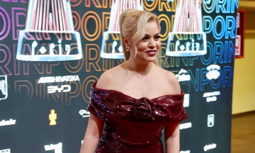 Andrea Šušnjara u glam izdanju: U šljokičastoj mini haljini pokazala duge noge i osvojila crveni tepih