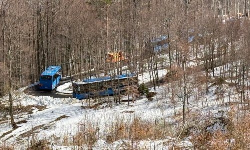 FOTO Pomoću teške mehanizacije učenici spušteni sa Sljemena, u konvoju i Tomašević