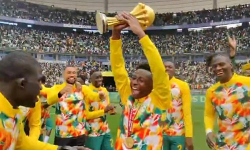 Cirkus u Parizu! Senegalci na prijateljsku utakmicu donijeli sporni pehar Kupa nacija, paradirali s njim po terenu