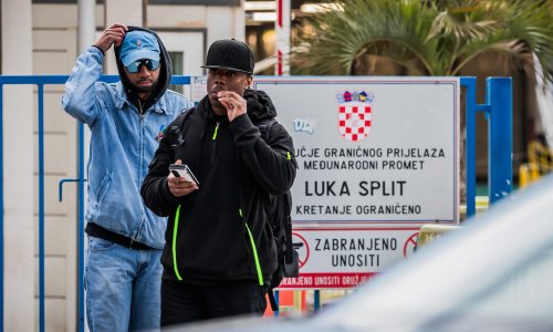 FOTO Najveći ratni brod na svijetu usidren ispred Splita: Mornari se iskrcali u grad