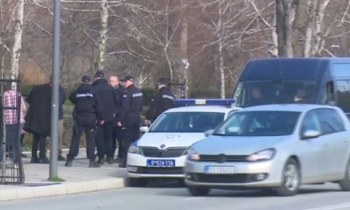 Studenti u blokadi: Novinarska ekipa i studenti napadnuti sjekirom u Boru