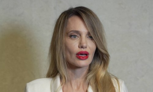 To se zove minimalizam: Angelina Jolie u svilenom ogrtaču privukla je svu pažnju