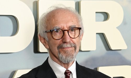 Nova mračna krimi serija ostavlja bez daha: Velikan Jonathan Pryce otkrio nam je sve tajne