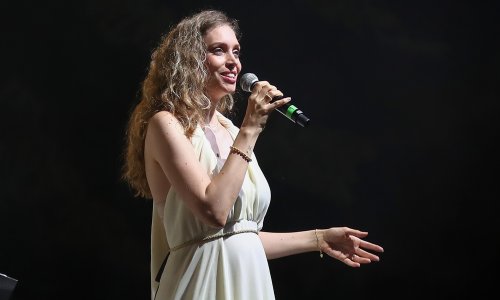 Hana Huljić Grašo zamijenila prepoznatljive kovrče za ravnu kosu i ponovno oduševila