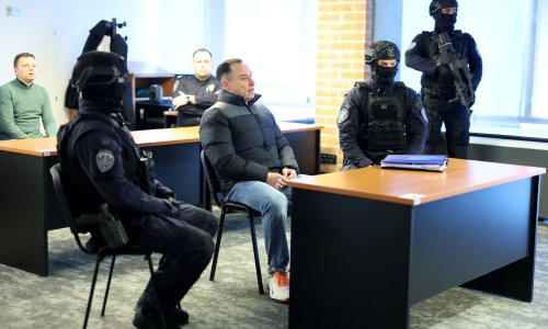 FOTO Srđan Mlađan doveden na sud. Pročitana je razglednica kumu: 'Nema od tebe ni glasa. Zašto se ne javljaš?'