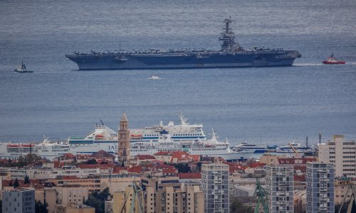 Američki nosač zrakoplova odlazi iz Splita već popodne