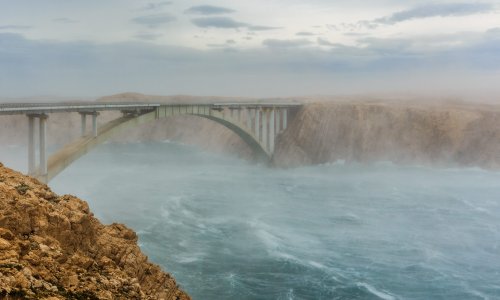 Bura stvara kaos na cestama: Pag odsječen od kopna