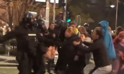 Prosvjed ispred Rektorata beogradskog sveučilišta, policajci pendrekom udarali građane