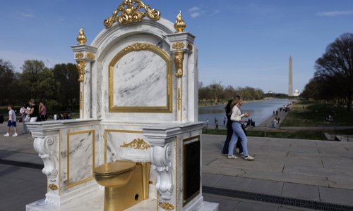 Ovo će razbjesniti Trumpa: Zlatni WC kao 'prijestolje' osvanuo pred Bijelom kućom