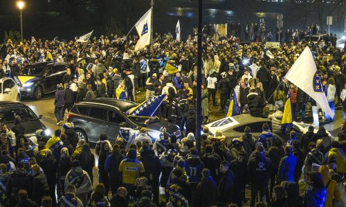 Pogledajte nestvarne scene iz Sarajeva; više od 100.000 ljudi dočekalo nogometaše BiH