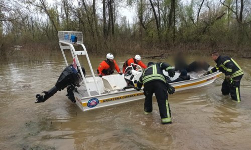 Prve fotografije drame na Savi: Spašavaju desetke ljudi iz nabujale rijeke
