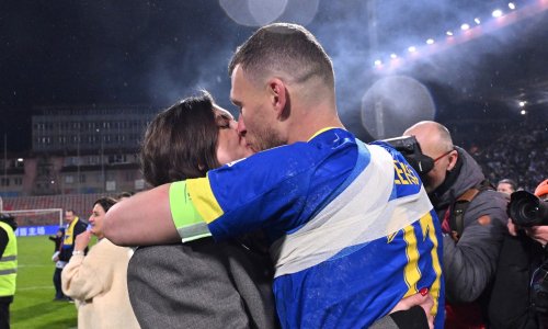 Poljubac koji je zapalio stadion i tribine u Zenici: Džeko pred svima otrčao u zagrljaj supruge Amre