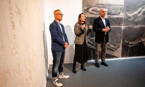 Galerija 'Spirit of Art' predstavila izložbu 'Put svjetla' s impresivnim radovima studenata i 5-metarskim umjetničkim djelom