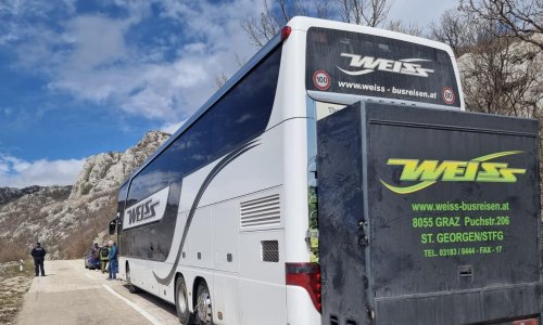 Drama kod Obrovca: Zbog jakih udara vjetra zapeo autobus sa 77 putnika