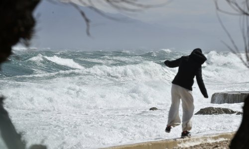 Udari od 172 km/h: Bura napravila dar-mar u Rijeci i na Krku